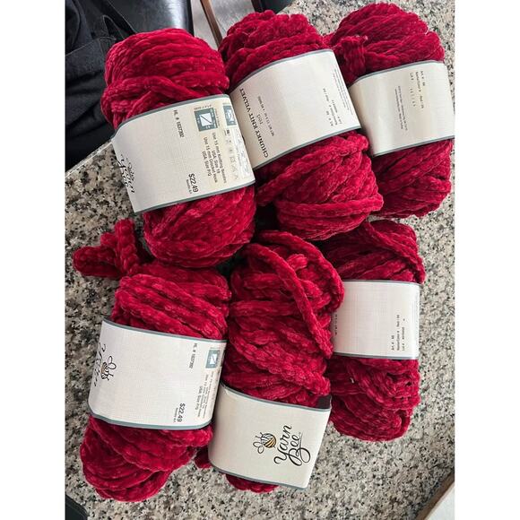 New 6 Yarn Bee Chunky Knit Velvet Red 17.5oz 40 Yards Hobby Lobby - Picture 1 of 2